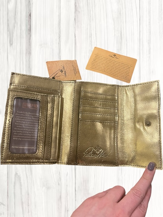 ๐ชท NWT Patricia Nash Distressed Leather Woodstock Kiss-lock in Antique Gold - Picture 4 of 15